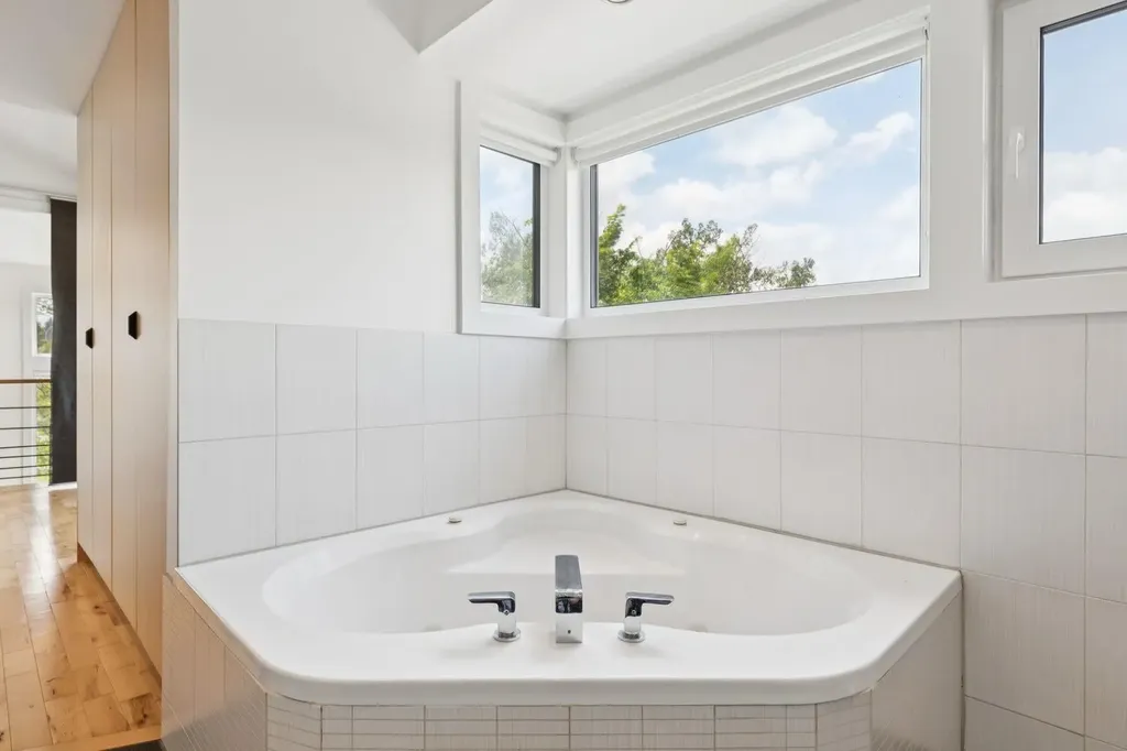 2344 Broadview Road NW Calgary AB T2N 3J4
