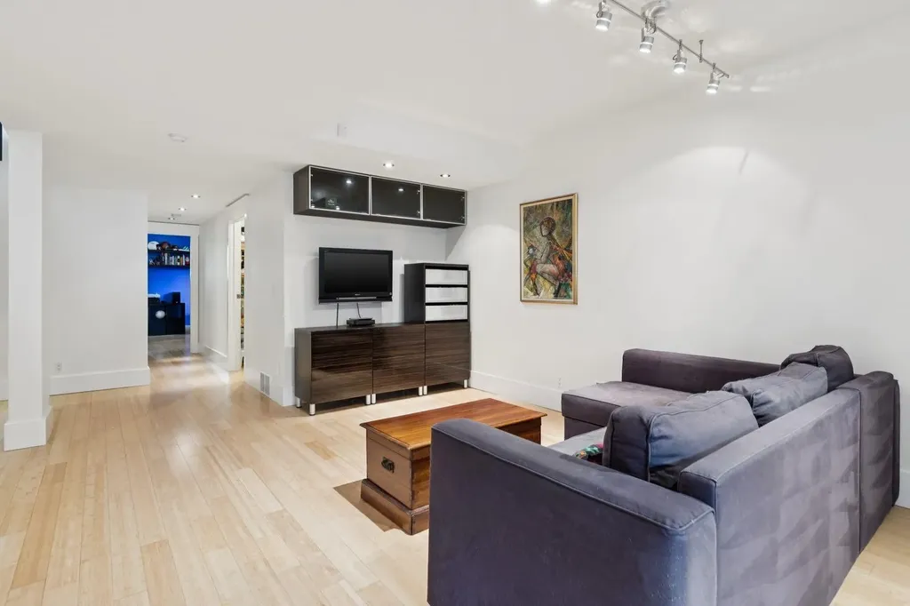 2344 Broadview Road NW Calgary AB T2N 3J4