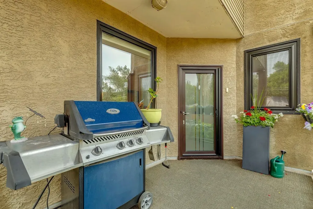 2344 Broadview Road NW Calgary AB T2N 3J4