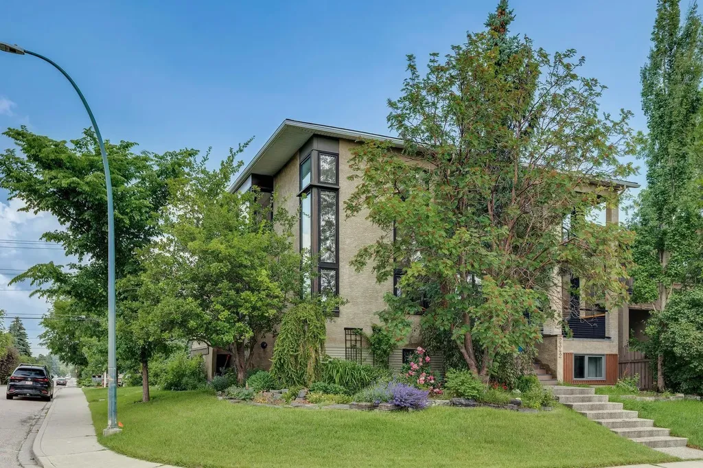 2344 Broadview Road NW Calgary AB T2N 3J4