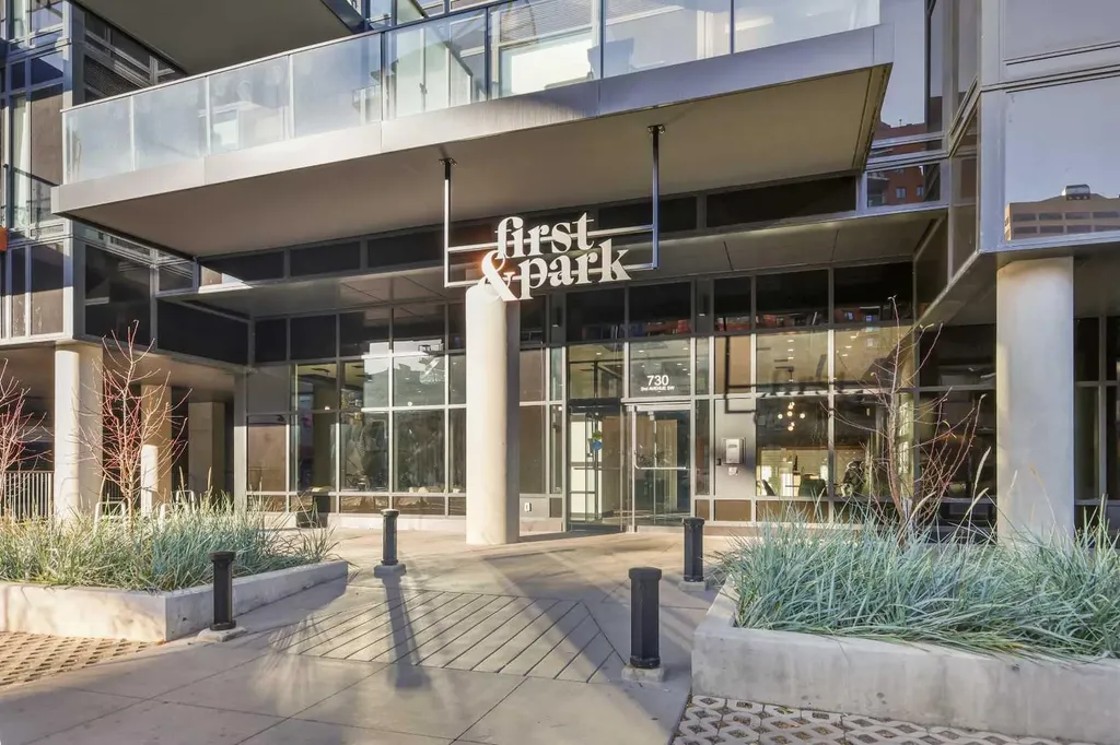730 2 Avenue SW Calgary AB T2P 1R8