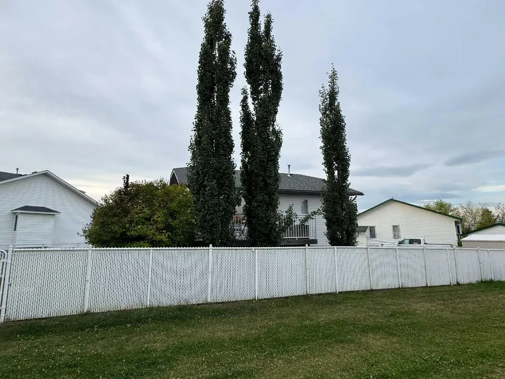 806 Cherry Crescent Beaverlodge AB T0H 0C0