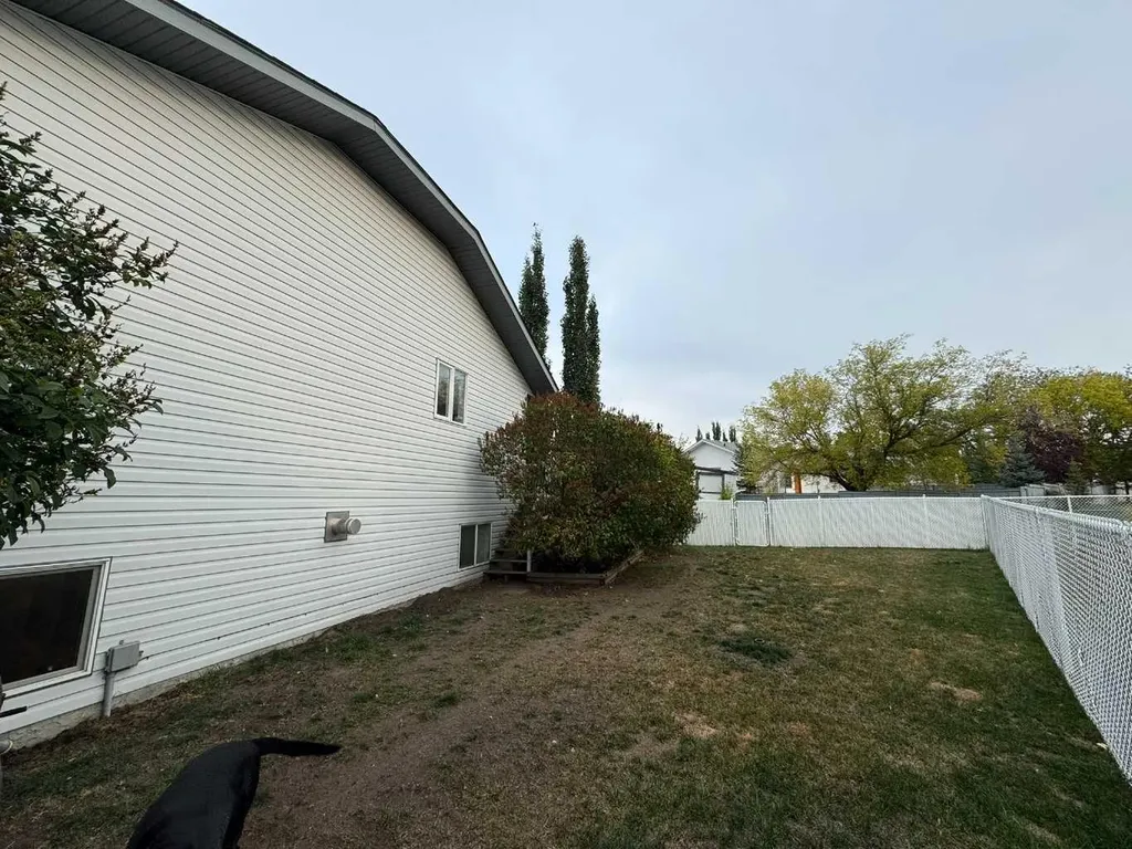 806 Cherry Crescent Beaverlodge AB T0H 0C0