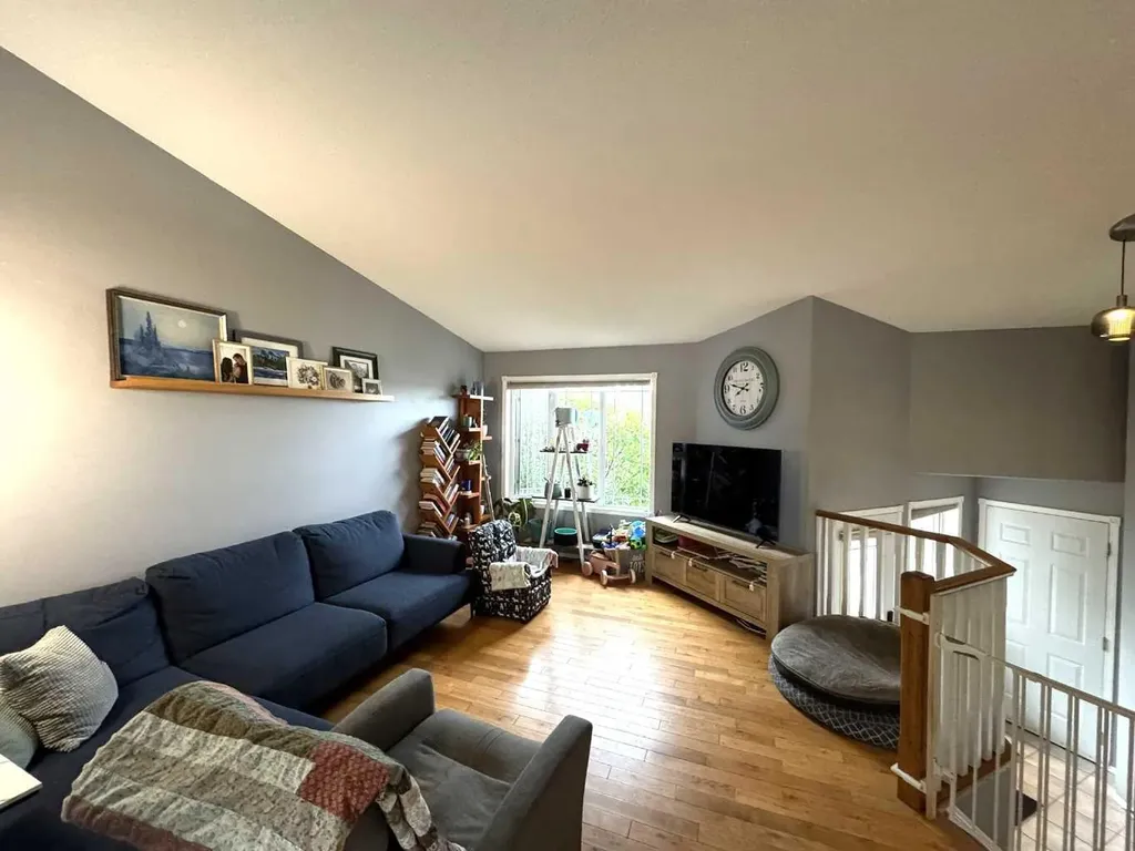 806 Cherry Crescent Beaverlodge AB T0H 0C0