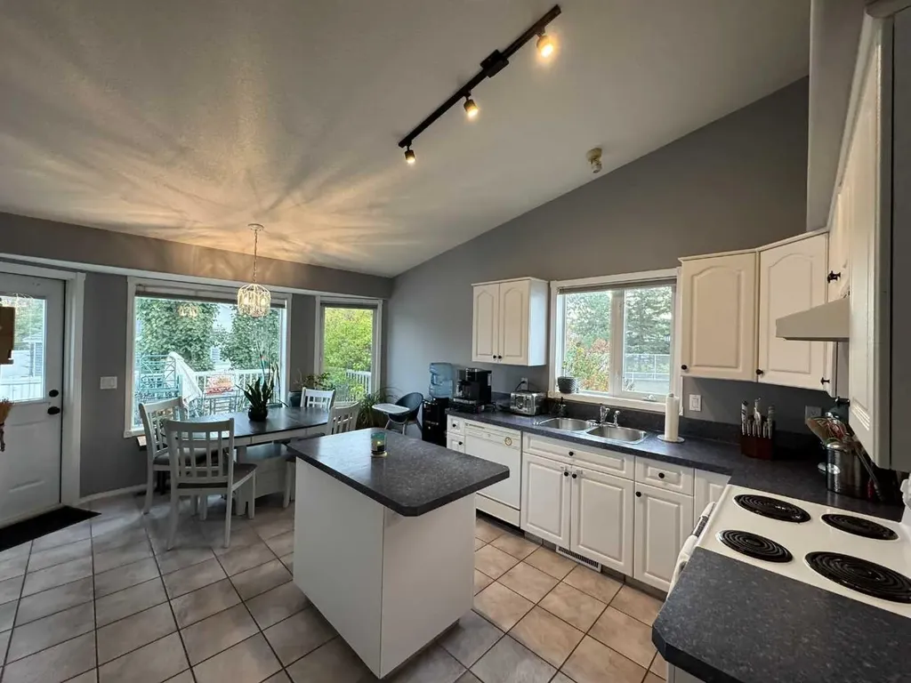 806 Cherry Crescent Beaverlodge AB T0H 0C0