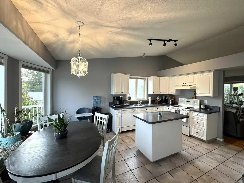 806 Cherry Crescent Beaverlodge AB T0H 0C0