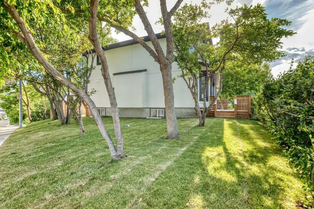 105 40 Avenue SW Calgary AB T2S 0x2