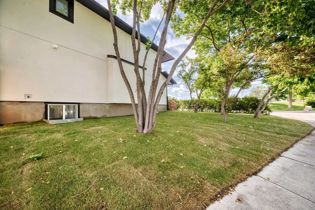105 40 Avenue SW Calgary AB T2S 0x2
