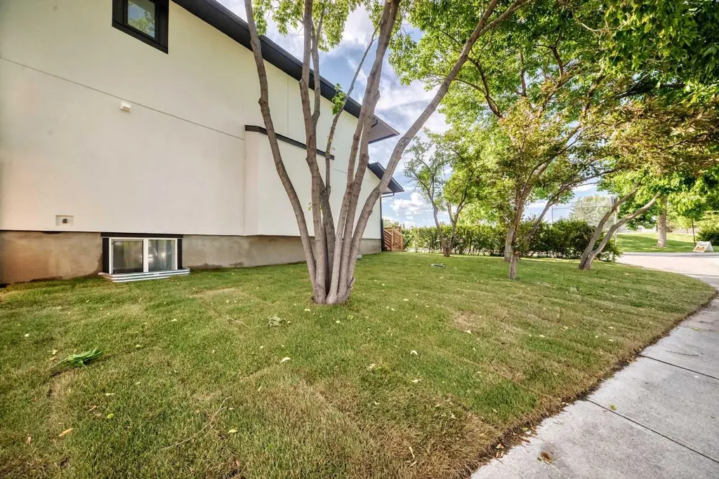 105 40 Avenue SW Calgary AB T2S 0x2
