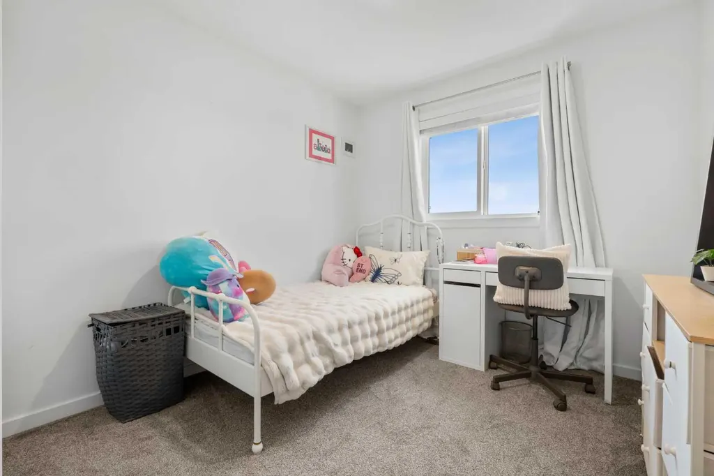 228 Livingston View NE Calgary AB T3P 0Z9