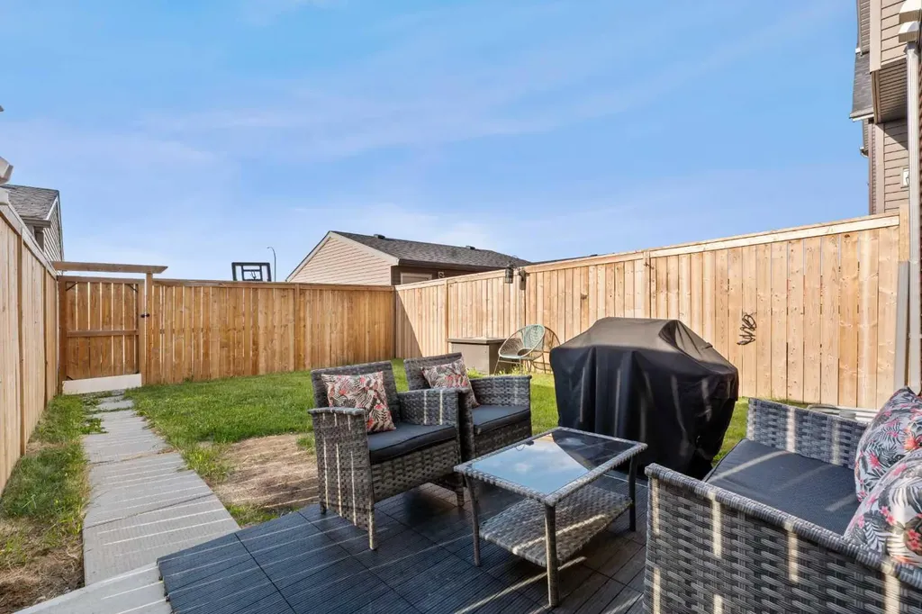 228 Livingston View NE Calgary AB T3P 0Z9