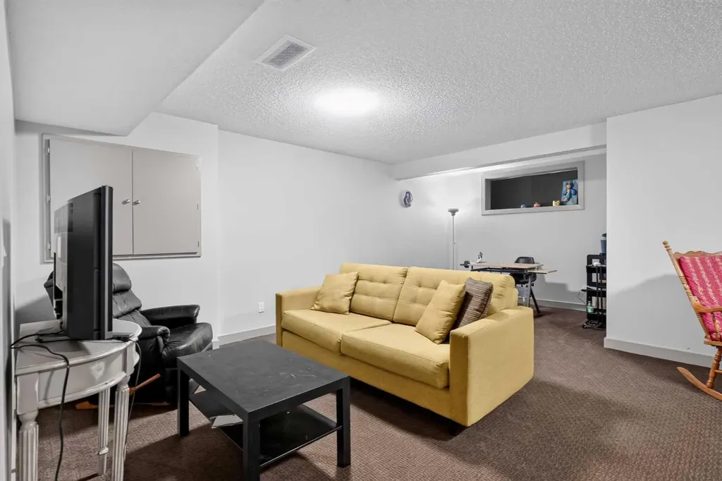 166 Hillcrest Circle SW Airdrie AB T4B 0Y5