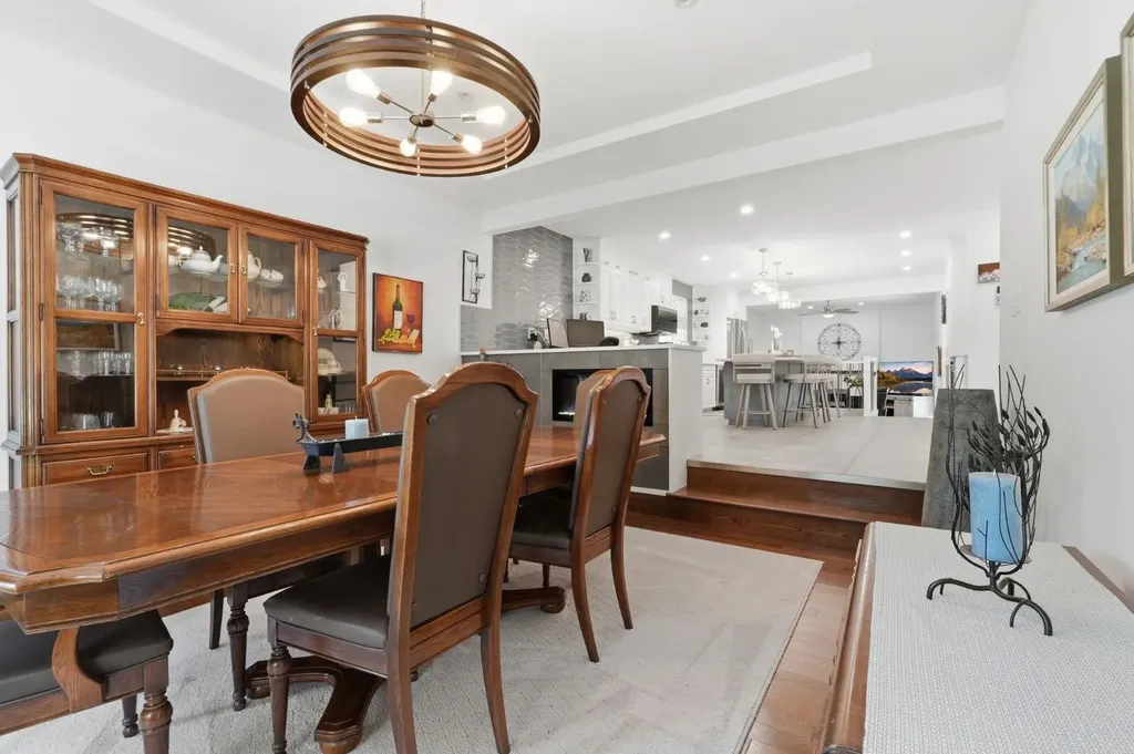 124 Cantrell Place SW Calgary AB T2W 2K2