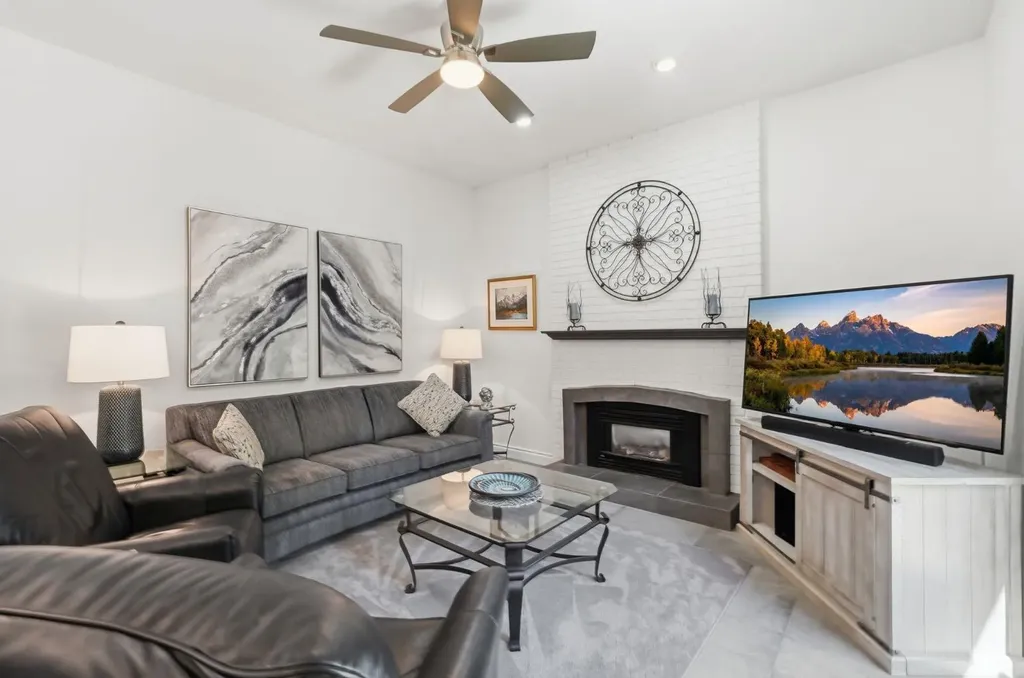 124 Cantrell Place SW Calgary AB T2W 2K2