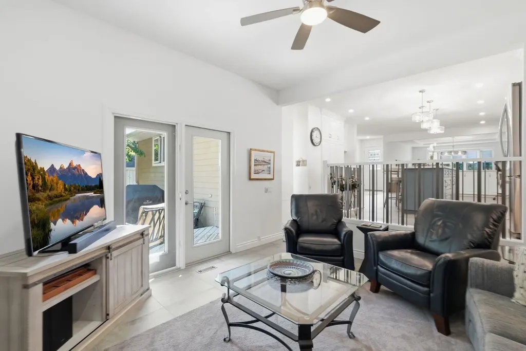 124 Cantrell Place SW Calgary AB T2W 2K2