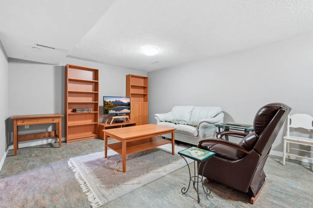 124 Cantrell Place SW Calgary AB T2W 2K2