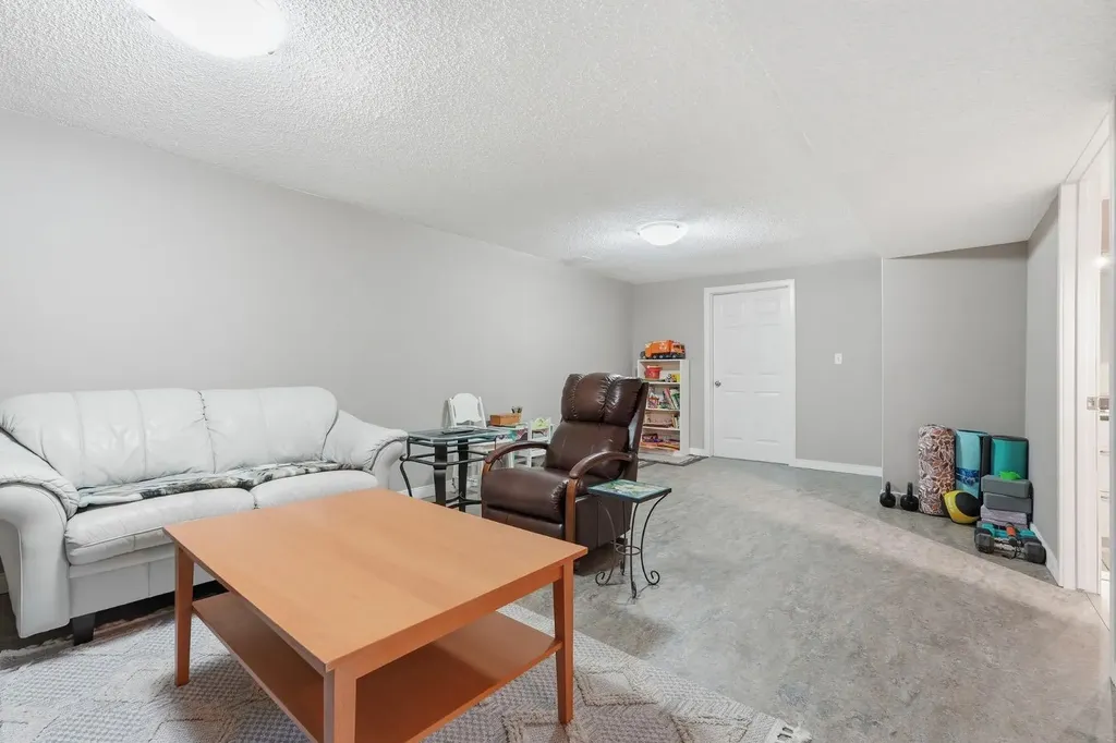 124 Cantrell Place SW Calgary AB T2W 2K2