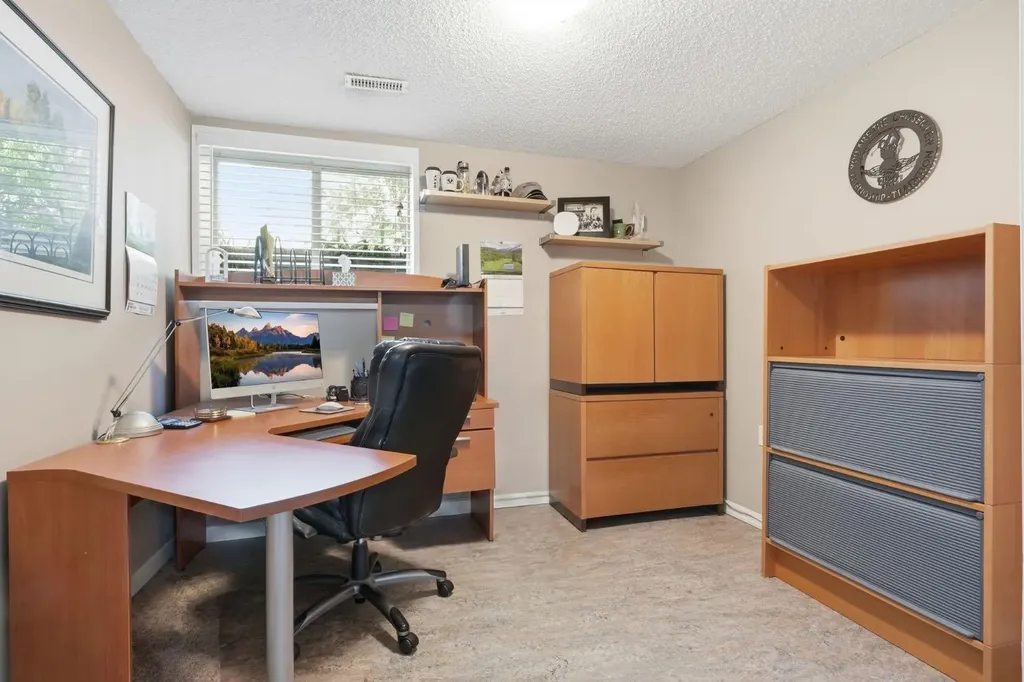 124 Cantrell Place SW Calgary AB T2W 2K2