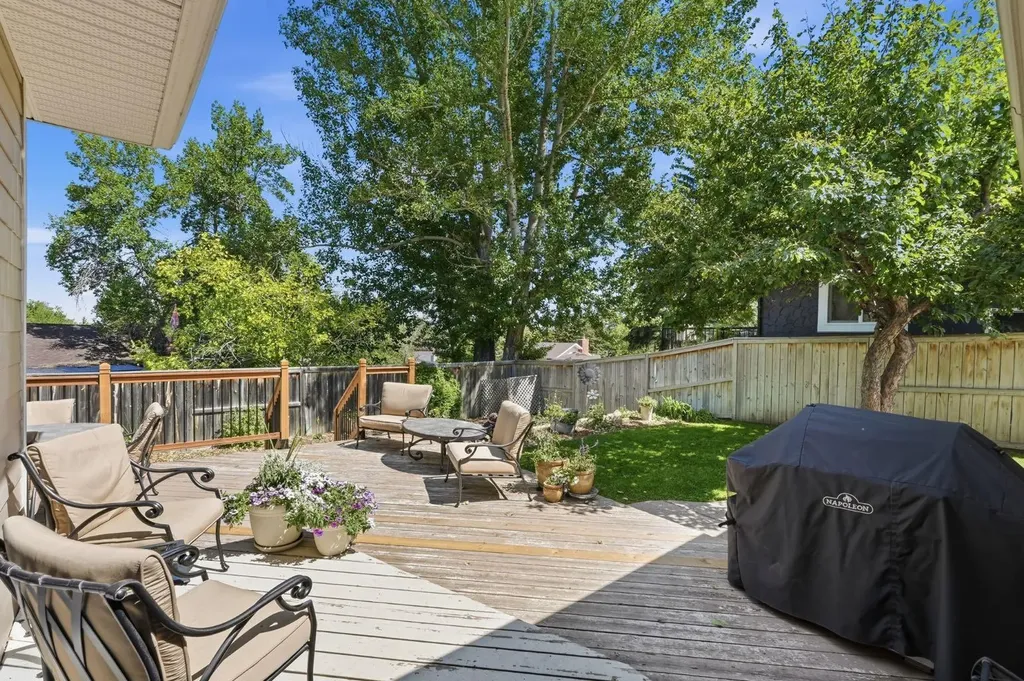 124 Cantrell Place SW Calgary AB T2W 2K2