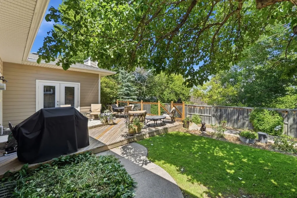 124 Cantrell Place SW Calgary AB T2W 2K2