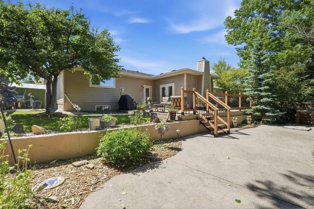 124 Cantrell Place SW Calgary AB T2W 2K2