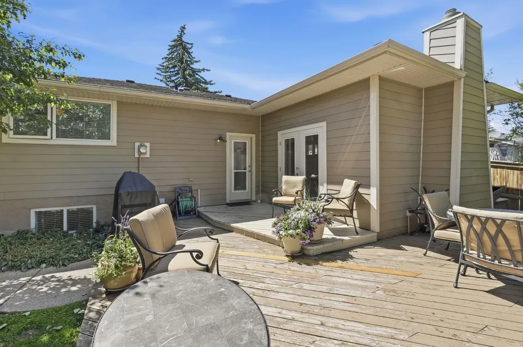 124 Cantrell Place SW Calgary AB T2W 2K2