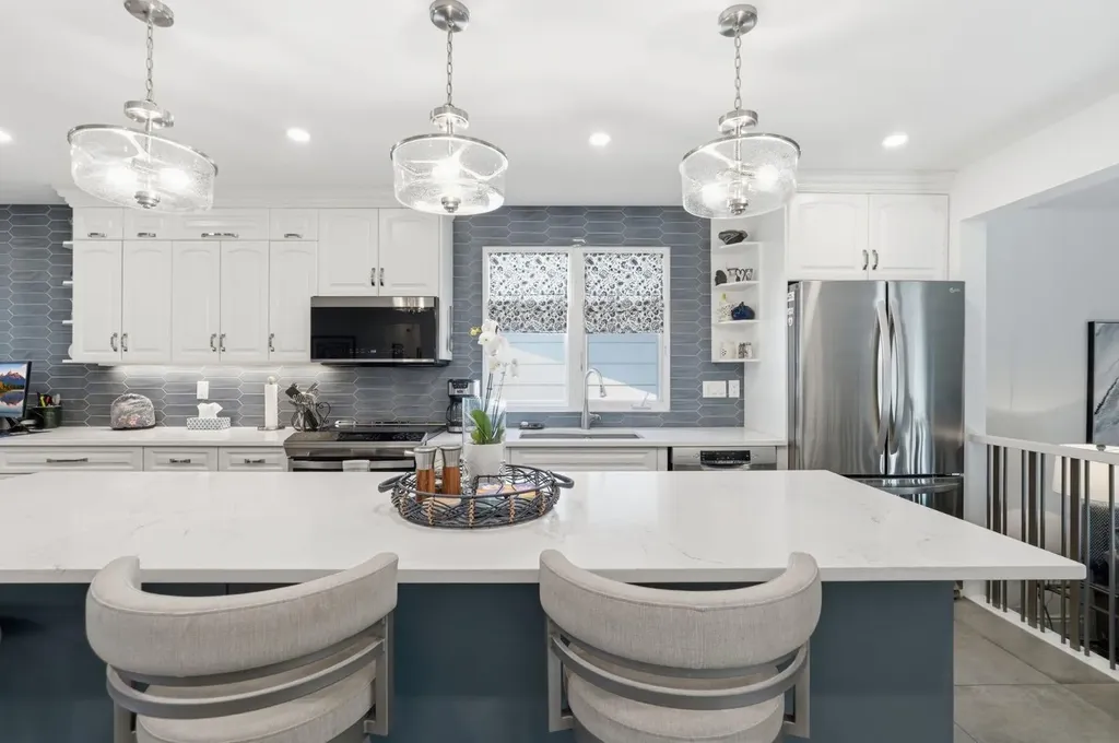 124 Cantrell Place SW Calgary AB T2W 2K2