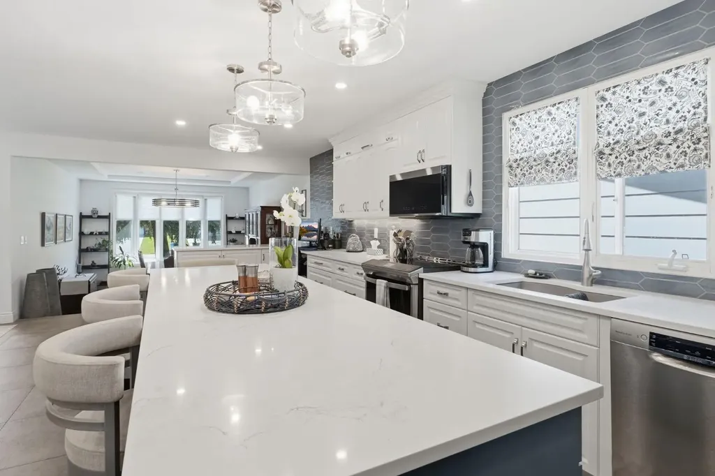 124 Cantrell Place SW Calgary AB T2W 2K2