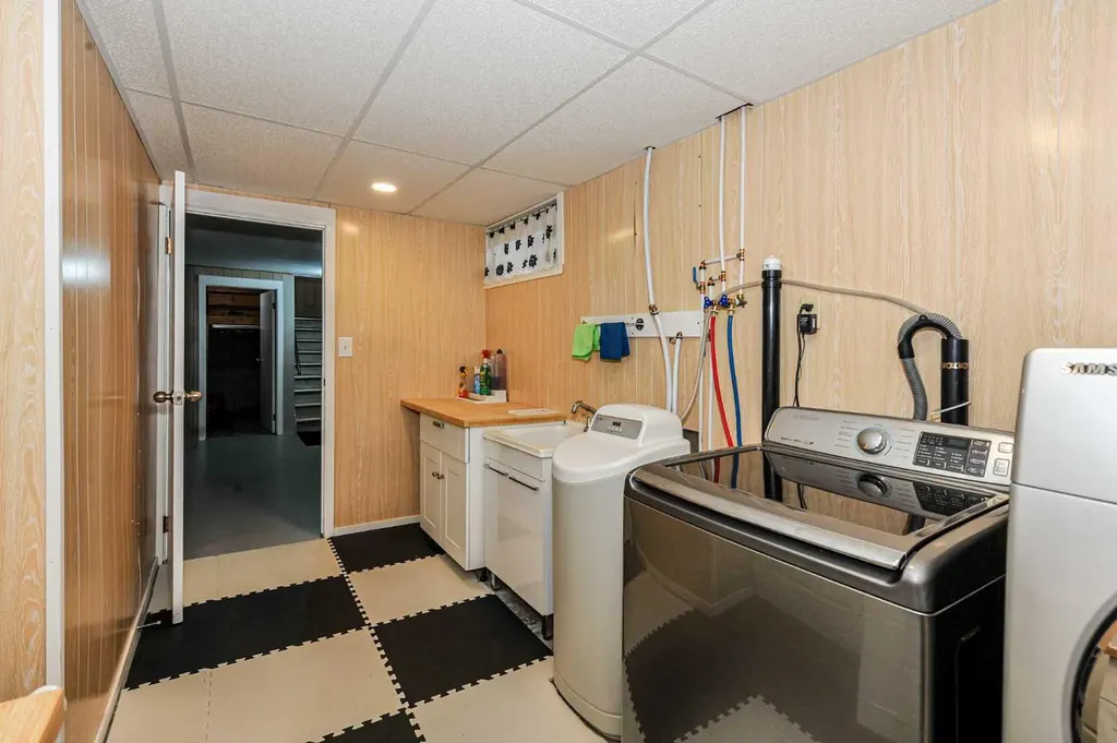 5102 54 Avenue Camrose AB T4V 3C9