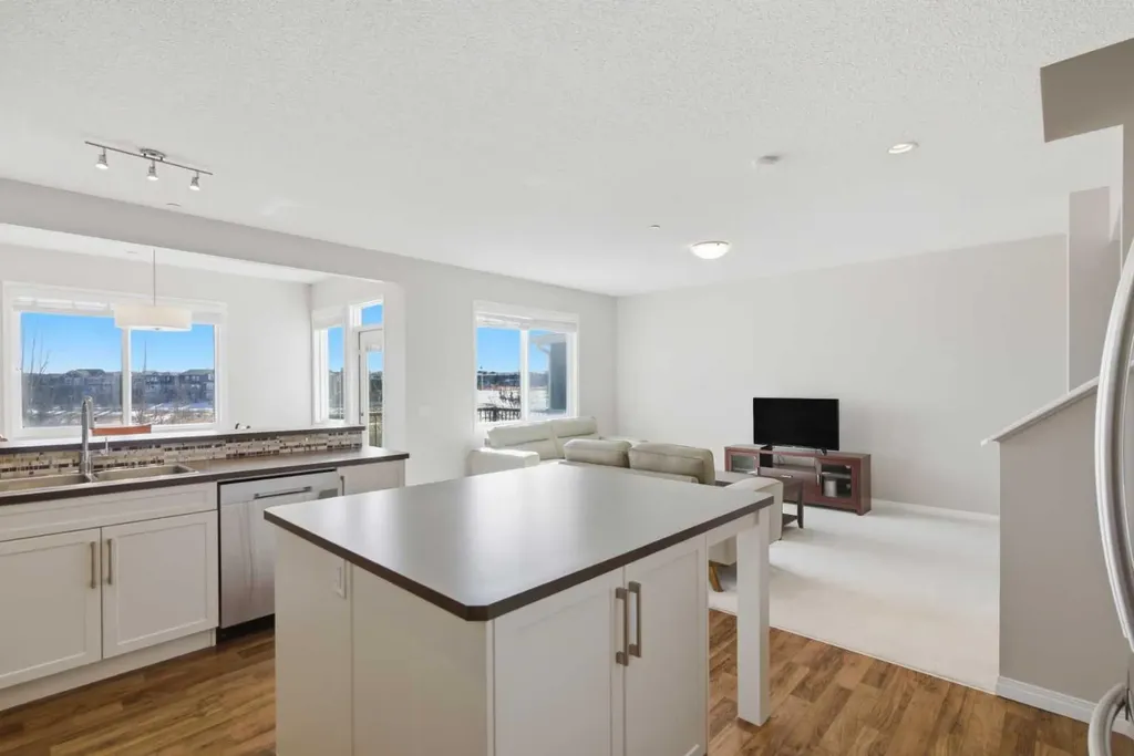1456 Livingston Way NE Calgary AB T3P 0Z4