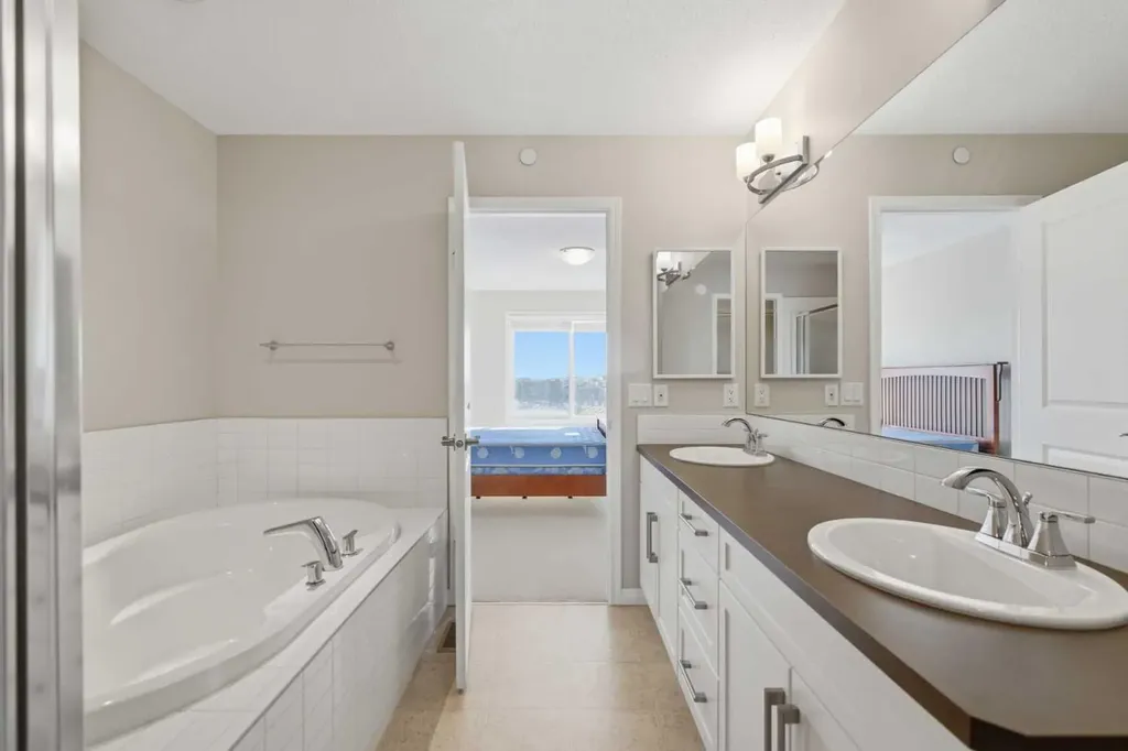 1456 Livingston Way NE Calgary AB T3P 0Z4