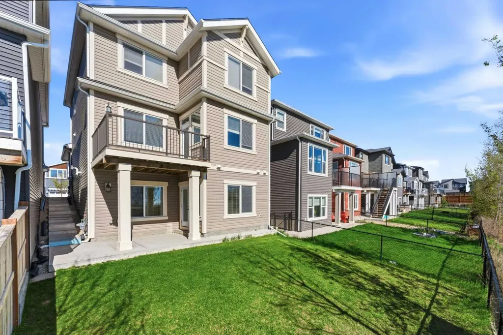 1456 Livingston Way NE Calgary AB T3P 0Z4