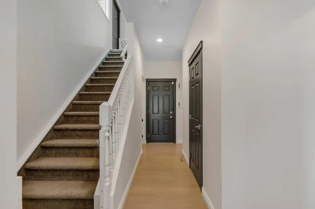 9 Cresthaven Way SW Calgary AB T3B5X8