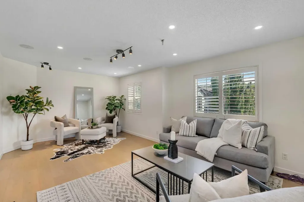 9 Cresthaven Way SW Calgary AB T3B5X8