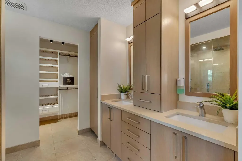 9 Cresthaven Way SW Calgary AB T3B5X8