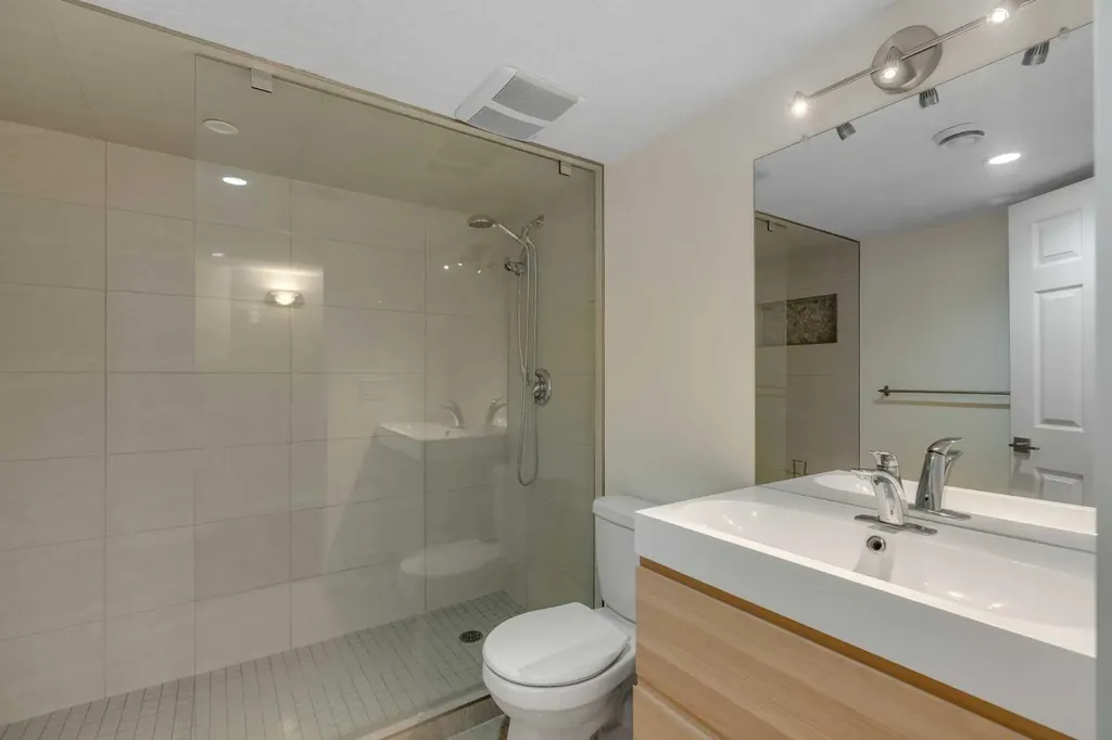 9 Cresthaven Way SW Calgary AB T3B5X8