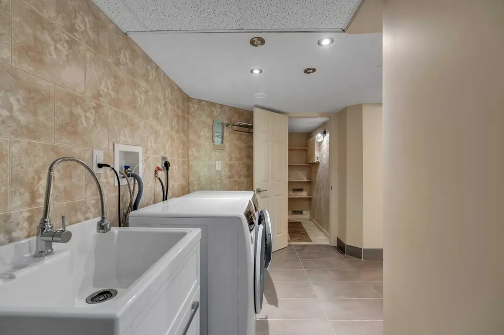 9 Cresthaven Way SW Calgary AB T3B5X8