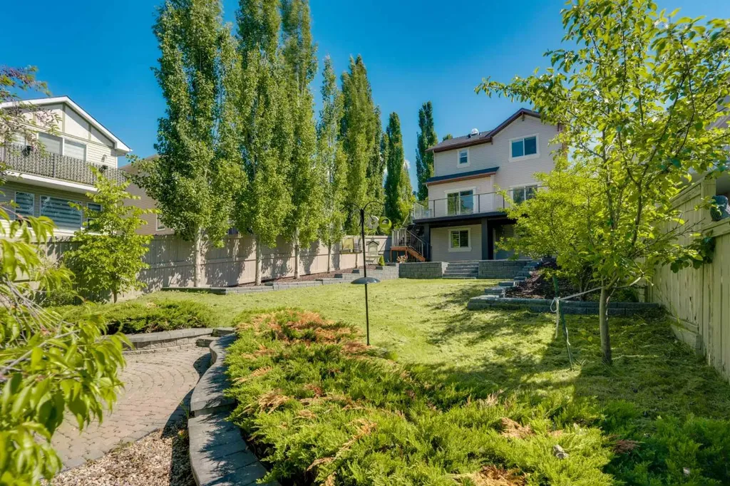 9 Cresthaven Way SW Calgary AB T3B5X8