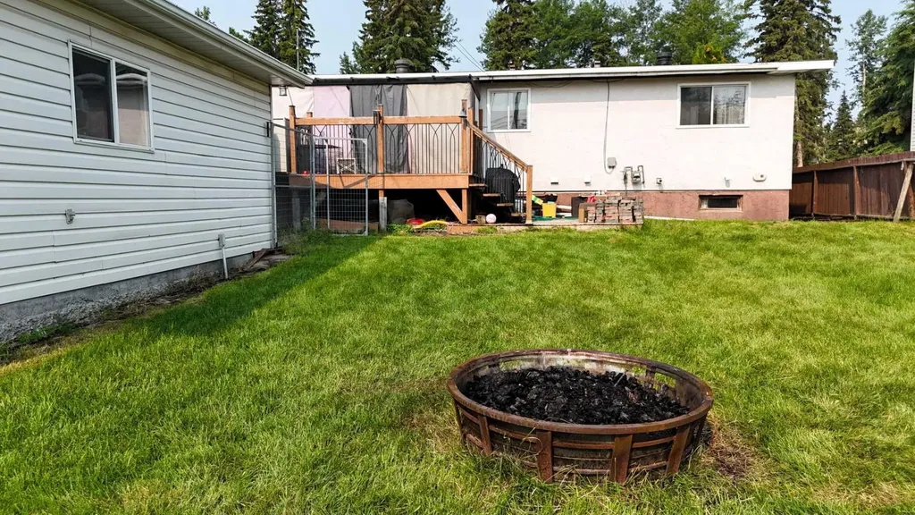 1121 56 Street Edson AB T7E1H9