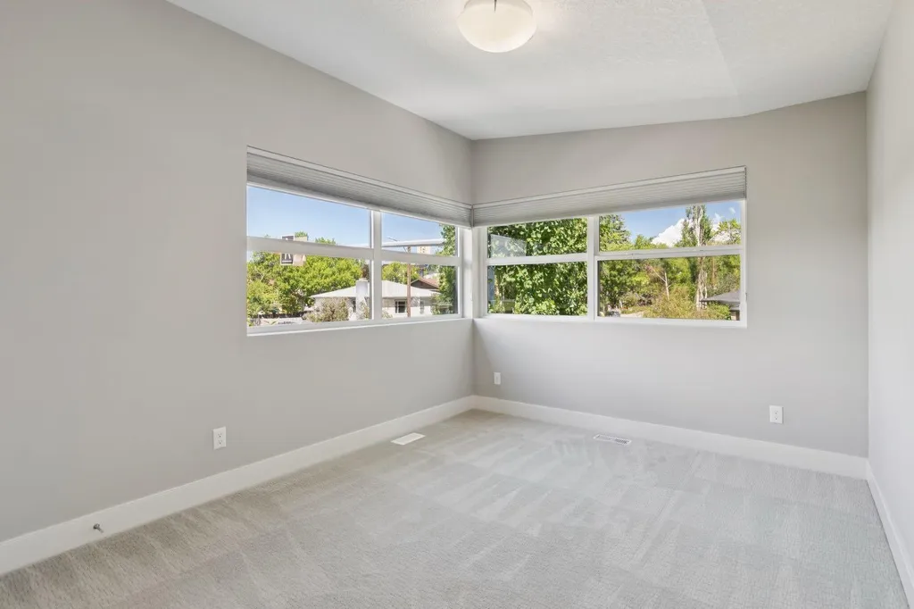 2927 7 Avenue NW Calgary AB T2N 1B3