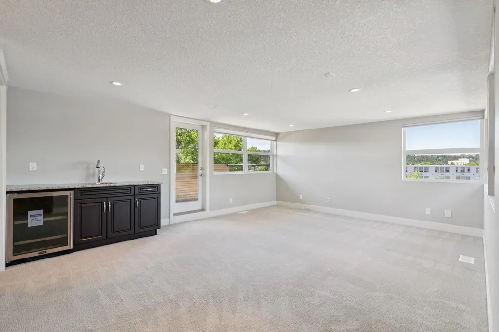 2927 7 Avenue NW Calgary AB T2N 1B3