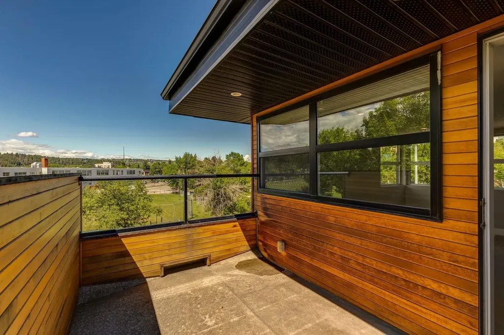 2927 7 Avenue NW Calgary AB T2N 1B3