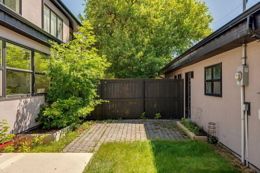 2927 7 Avenue NW Calgary AB T2N 1B3