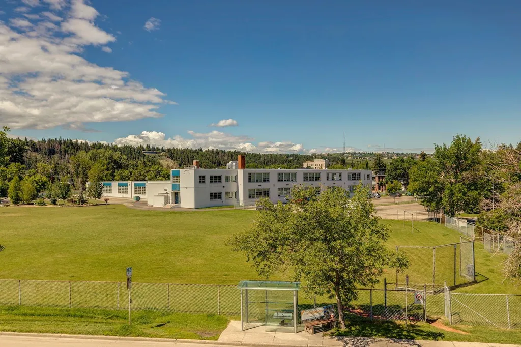 2927 7 Avenue NW Calgary AB T2N 1B3