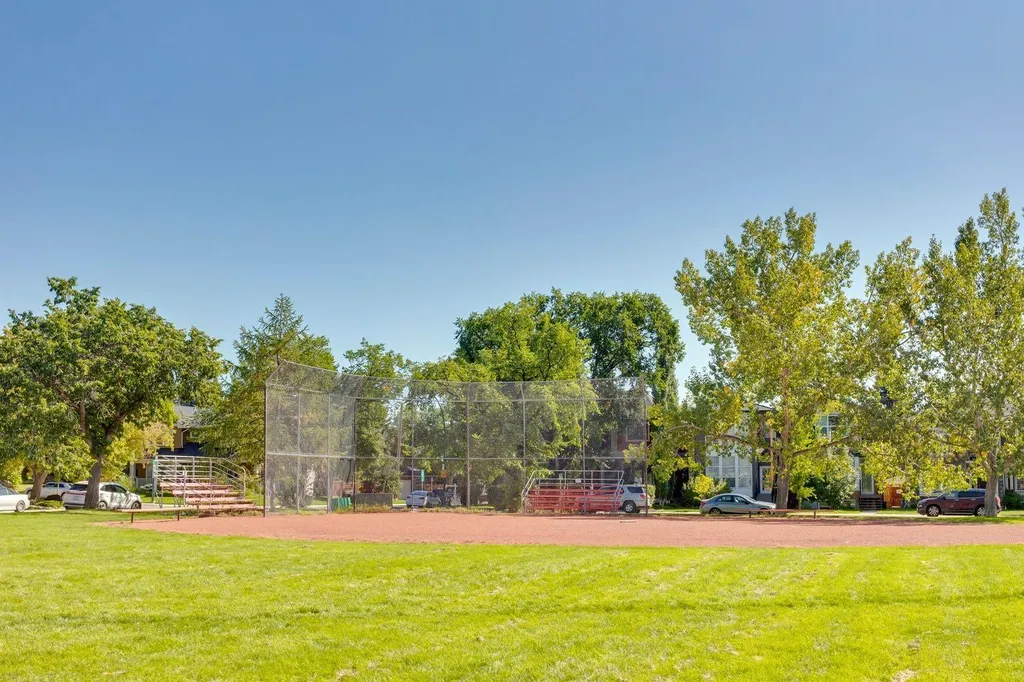 2927 7 Avenue NW Calgary AB T2N 1B3