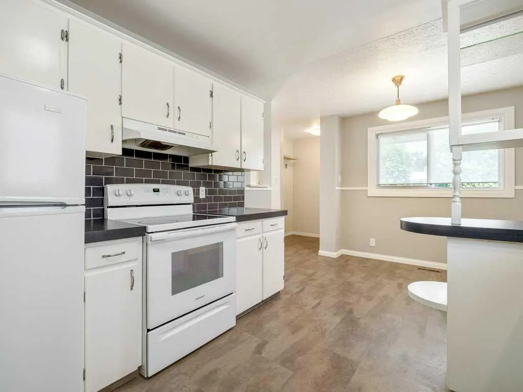 1726 13 Avenue S Lethbridge AB T1K 0R9