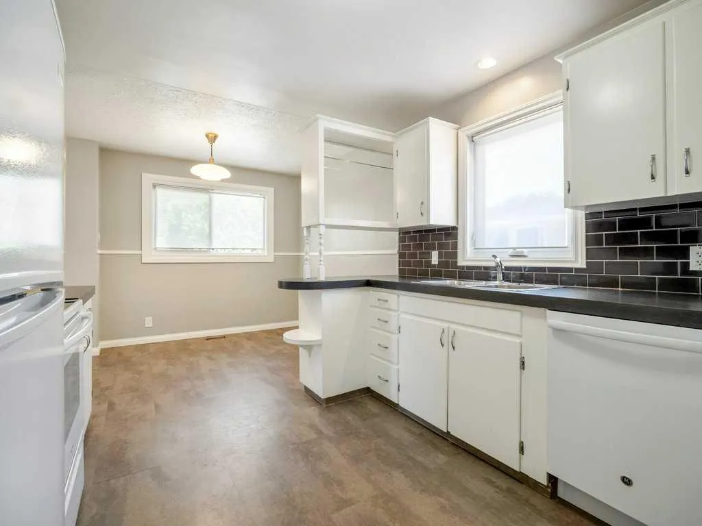 1726 13 Avenue S Lethbridge AB T1K 0R9