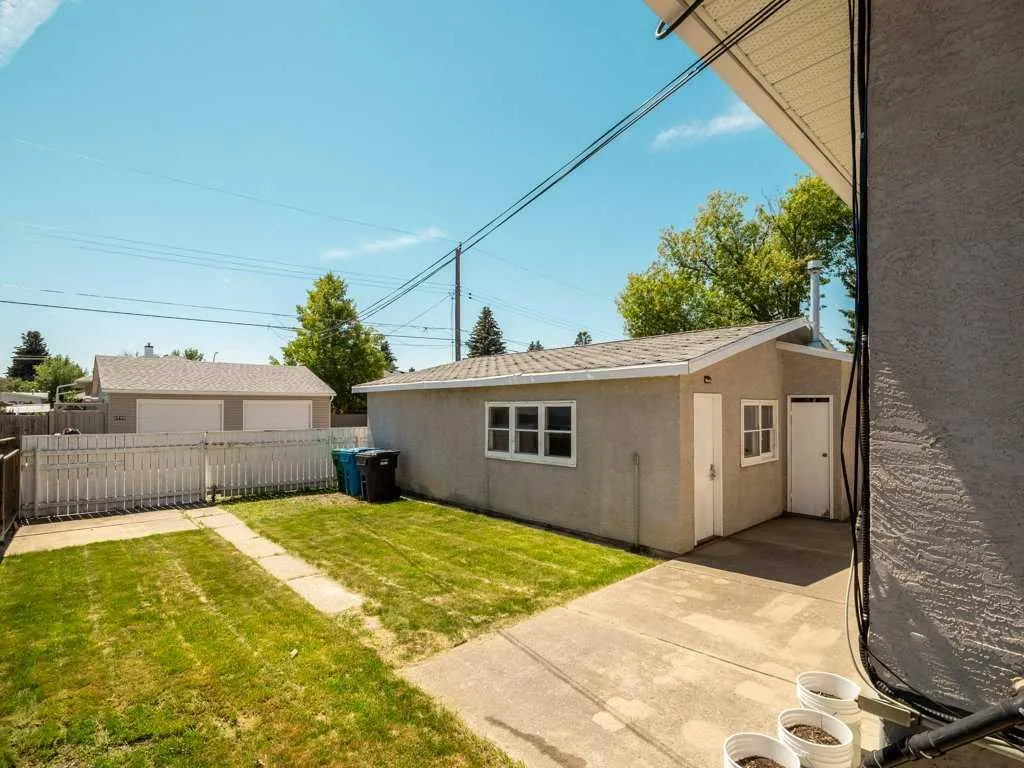 1726 13 Avenue S Lethbridge AB T1K 0R9
