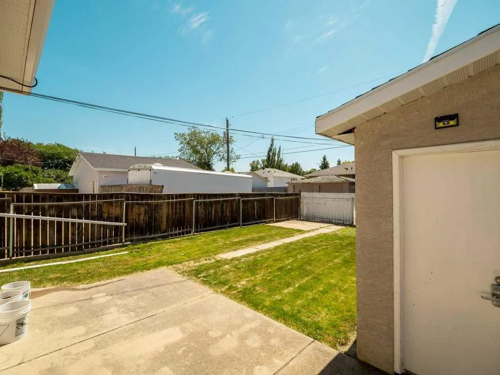 1726 13 Avenue S Lethbridge AB T1K 0R9
