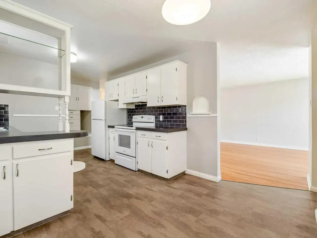 1726 13 Avenue S Lethbridge AB T1K 0R9